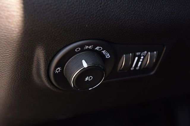 Used 2025 Jeep Compass Latitude w/ Sun & Sound Group AWD/4WD image 12