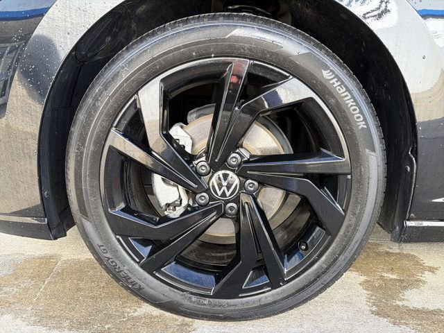 Used 2025 Volkswagen Jetta SE FWD image 12