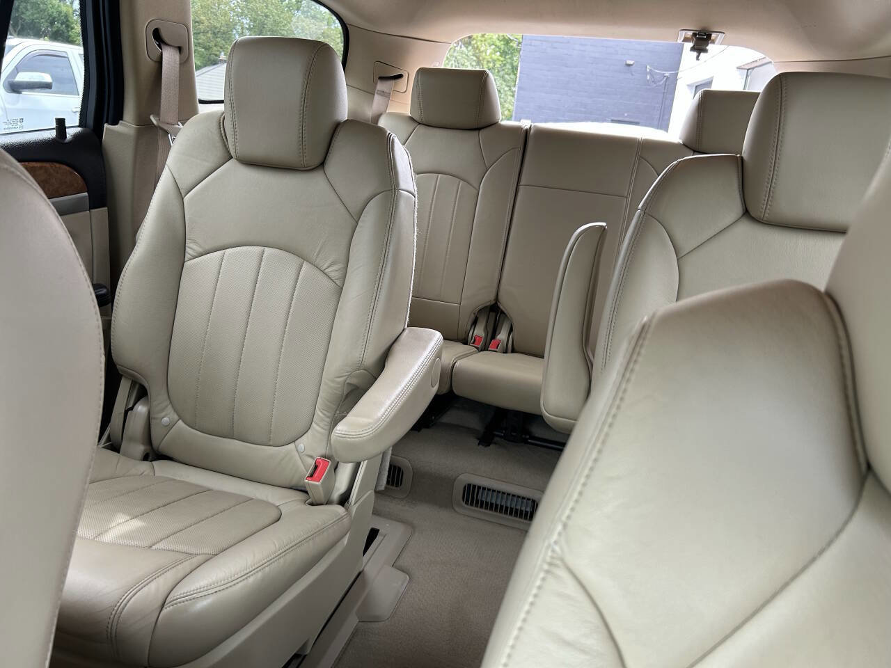 Used 2010 Buick Enclave CXL image 19
