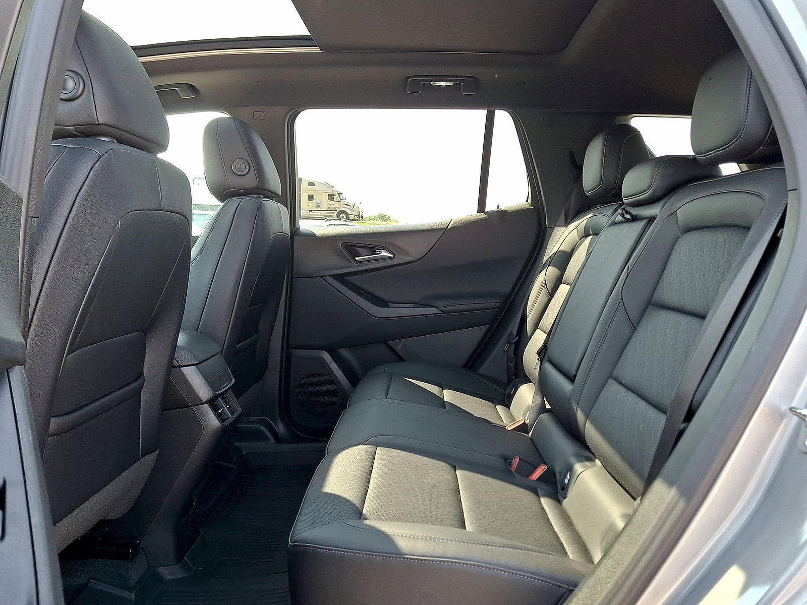 New 2026 Chevrolet Equinox LT w/ Convenience Package II AWD/4WD image 13