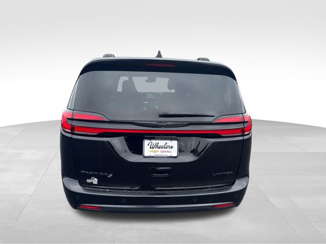 Used 2025 Chrysler Pacifica Limited image 4