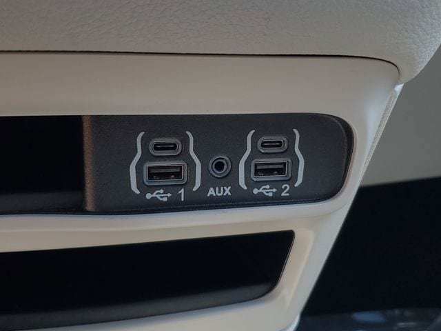 Used 2023 Chrysler Pacifica Touring-L FWD image 31