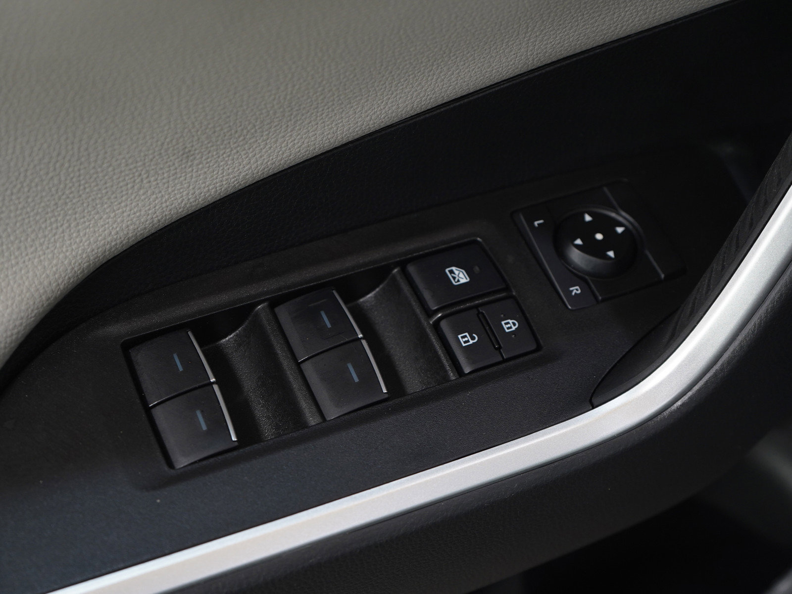 Used 2025 Toyota RAV4 Limited w/ Weather Package AWD/4WD image 22