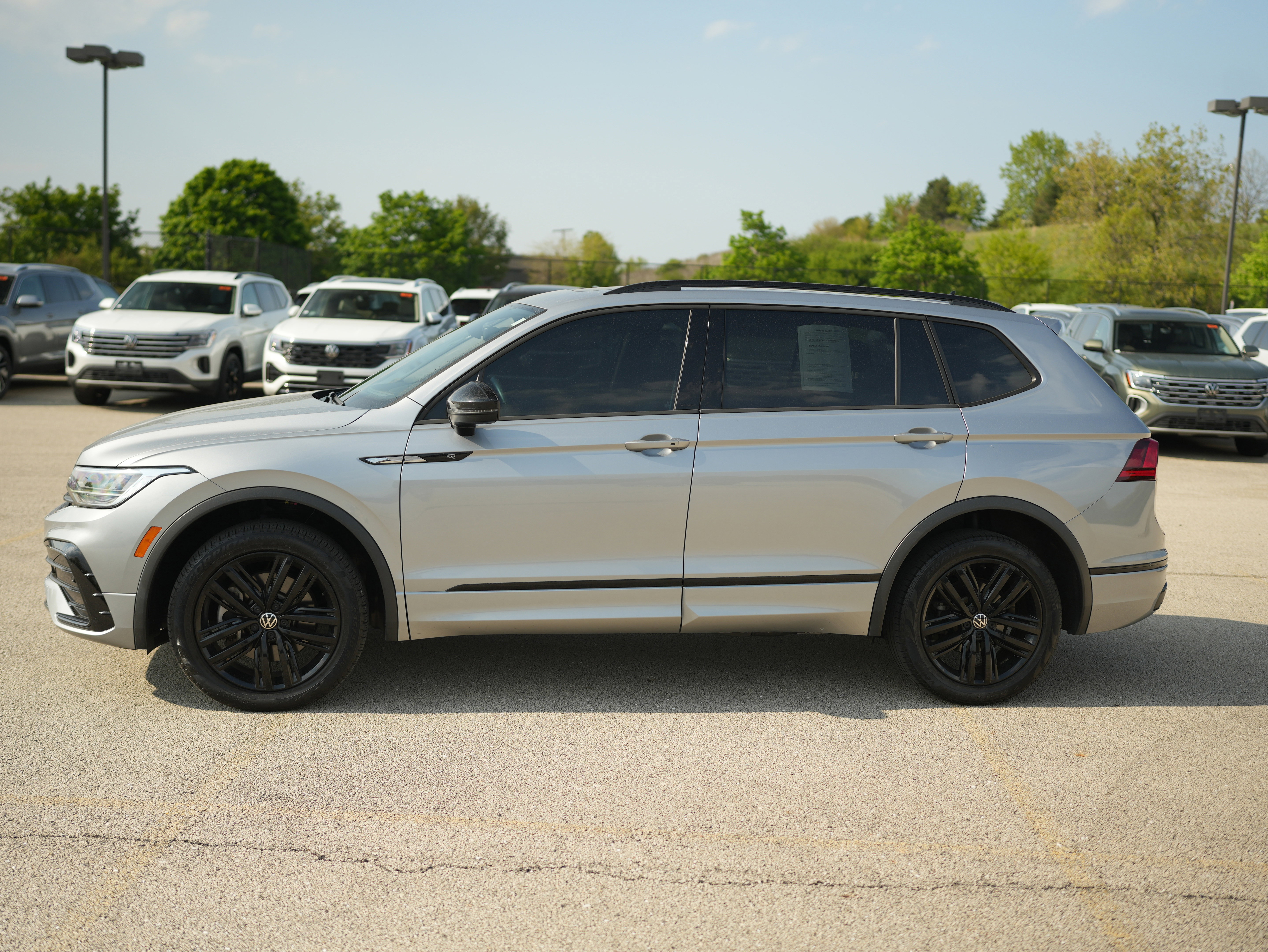 Certified 2022 Volkswagen Tiguan SE R-Line AWD/4WD image 10