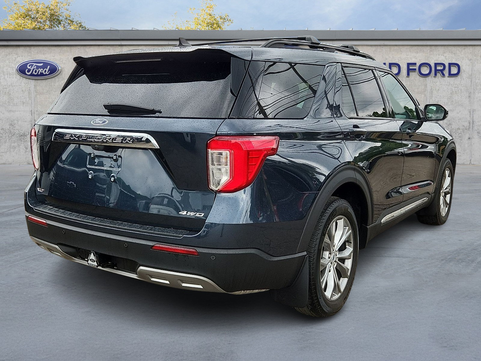 Used 2023 Ford Explorer XLT w/ Equipment Group 202A AWD/4WD image 6