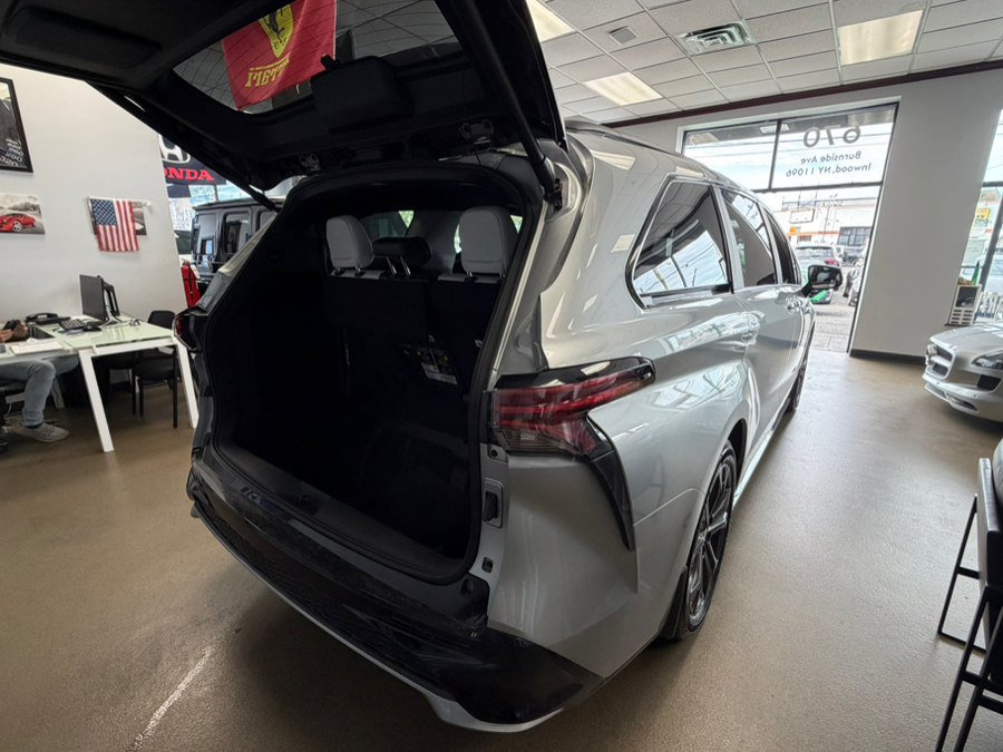 Used 2025 Toyota Sienna XSE FWD image 26