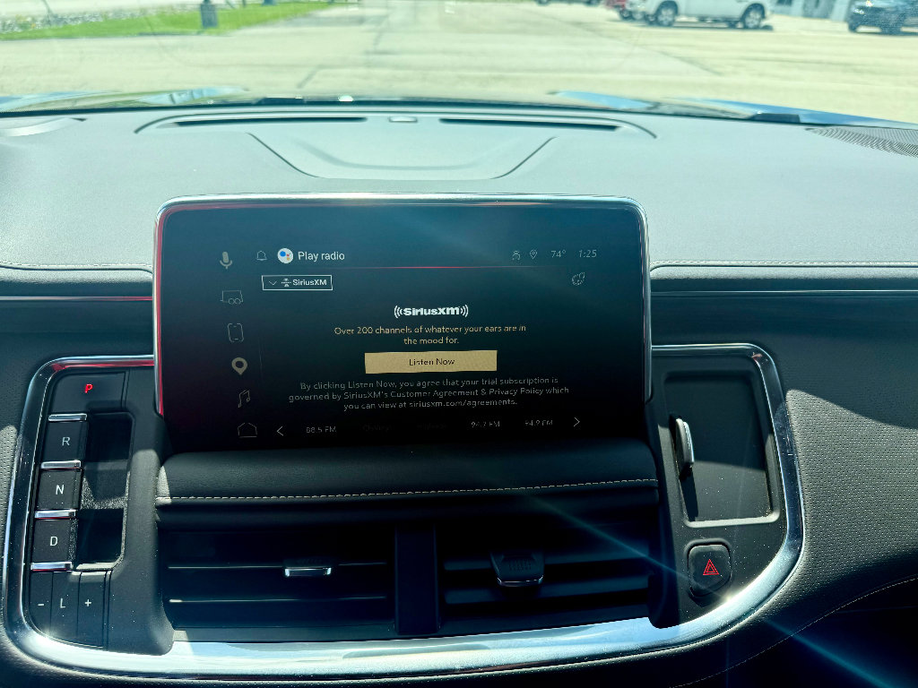 Used 2024 GMC Yukon XL SLT w/ SLT Luxury Package image 16