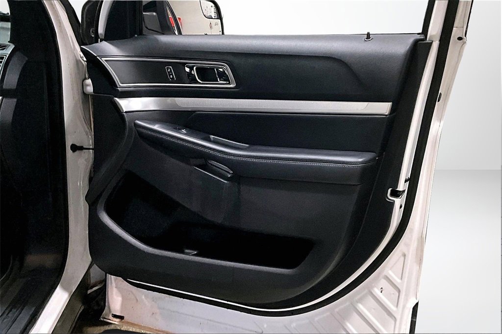 Used 2016 Ford Explorer XLT w/ Equipment Group 202A image 28