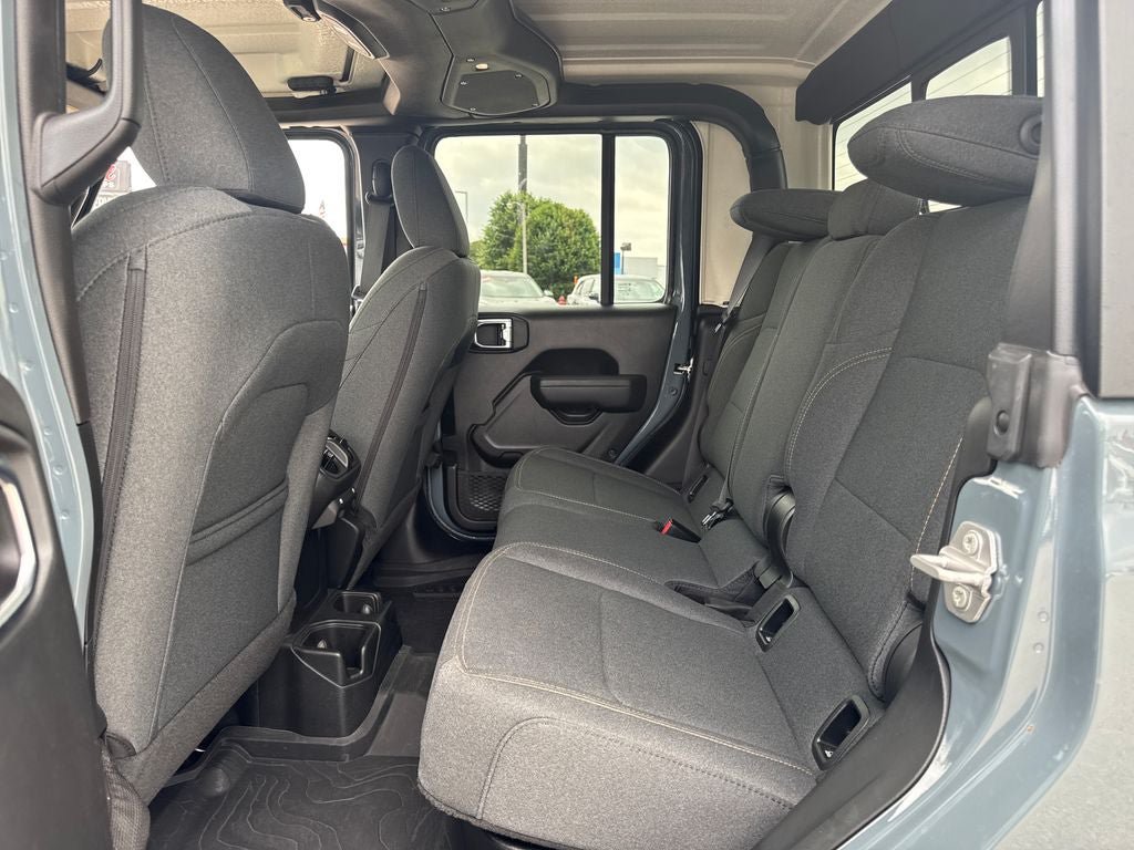 Used 2025 Jeep Gladiator Overland AWD/4WD image 13