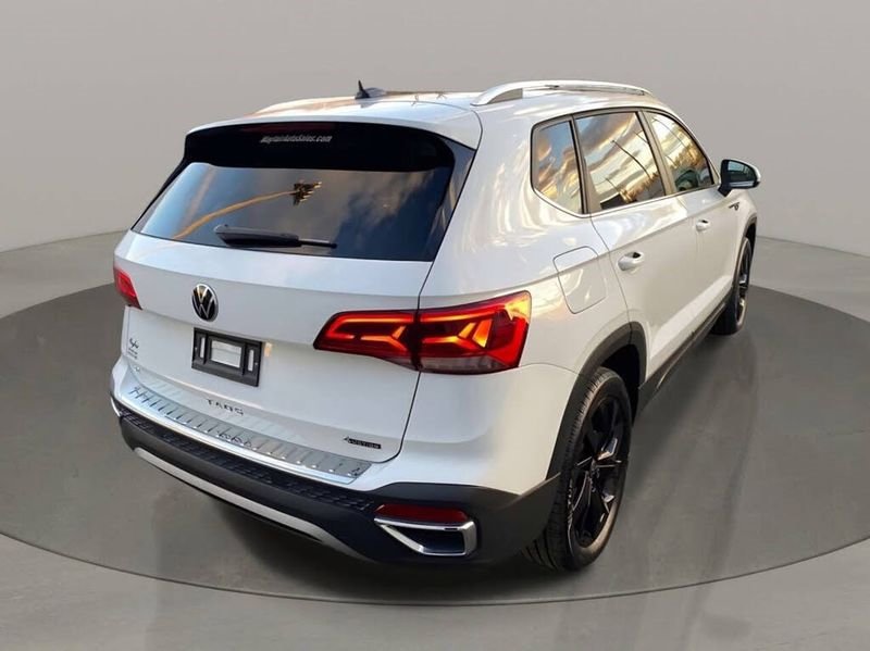 Used 2022 Volkswagen Taos SE w/ Panoramic Sunroof Package AWD/4WD image 6