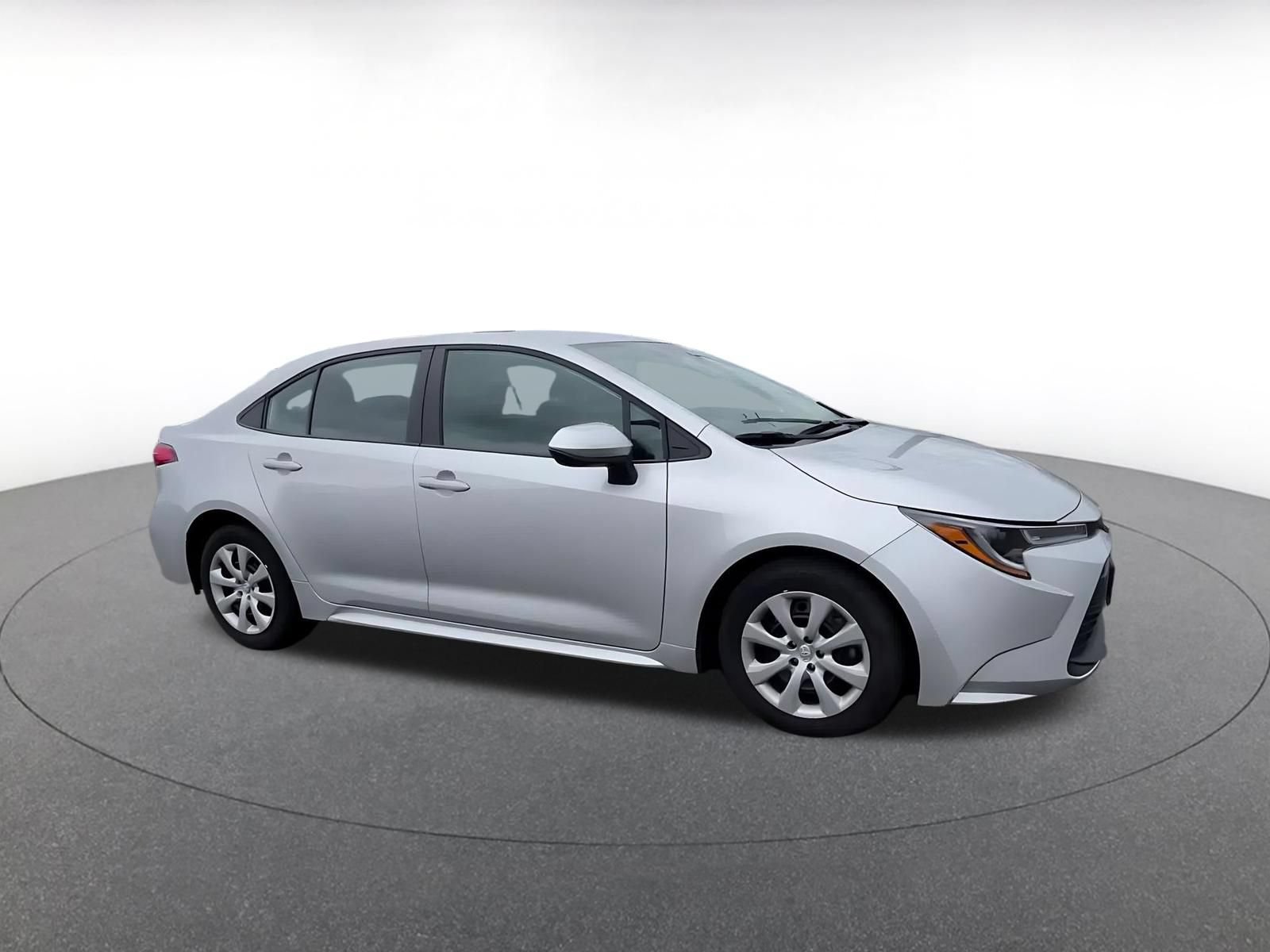 Used 2025 Toyota Corolla LE FWD image 2