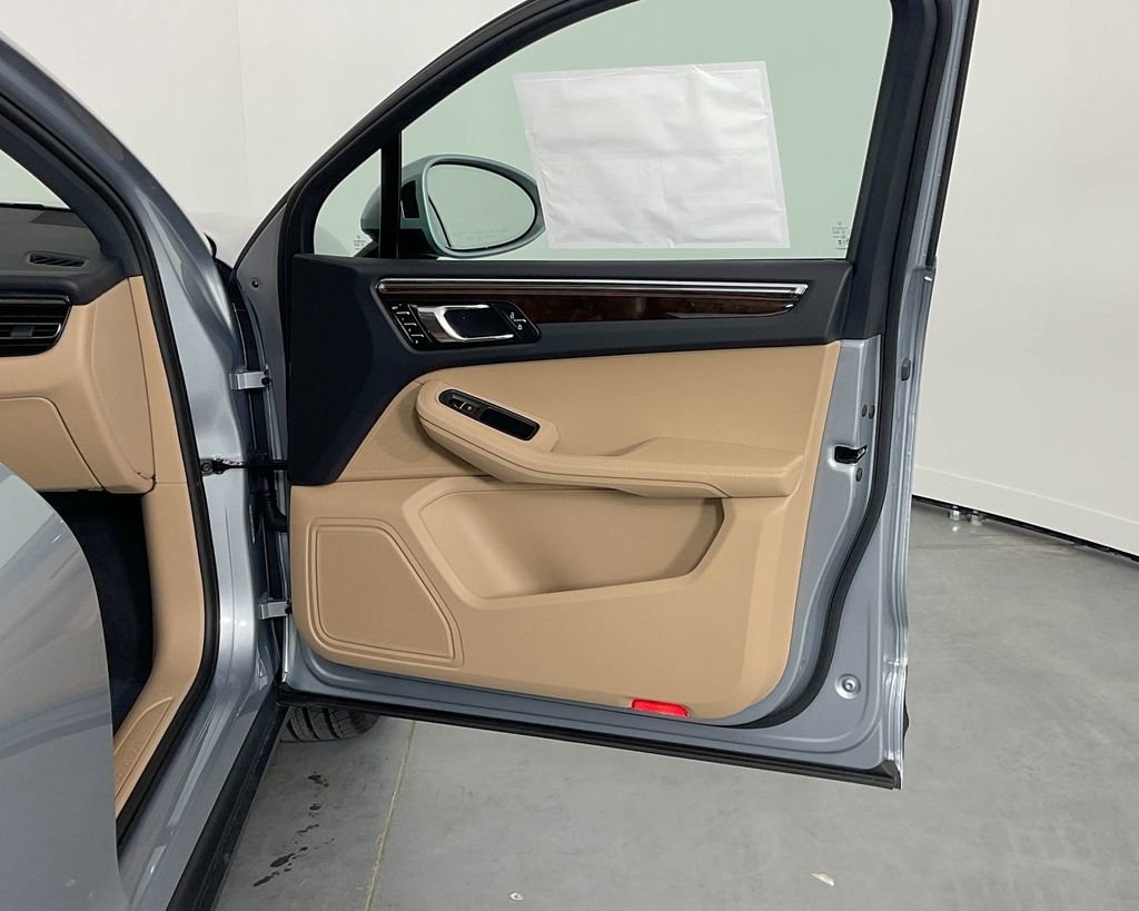 Certified 2025 Porsche Macan AWD/4WD image 24