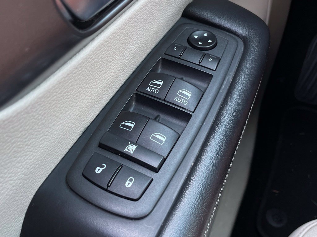 Used 2021 Chrysler Pacifica Touring-L FWD image 12