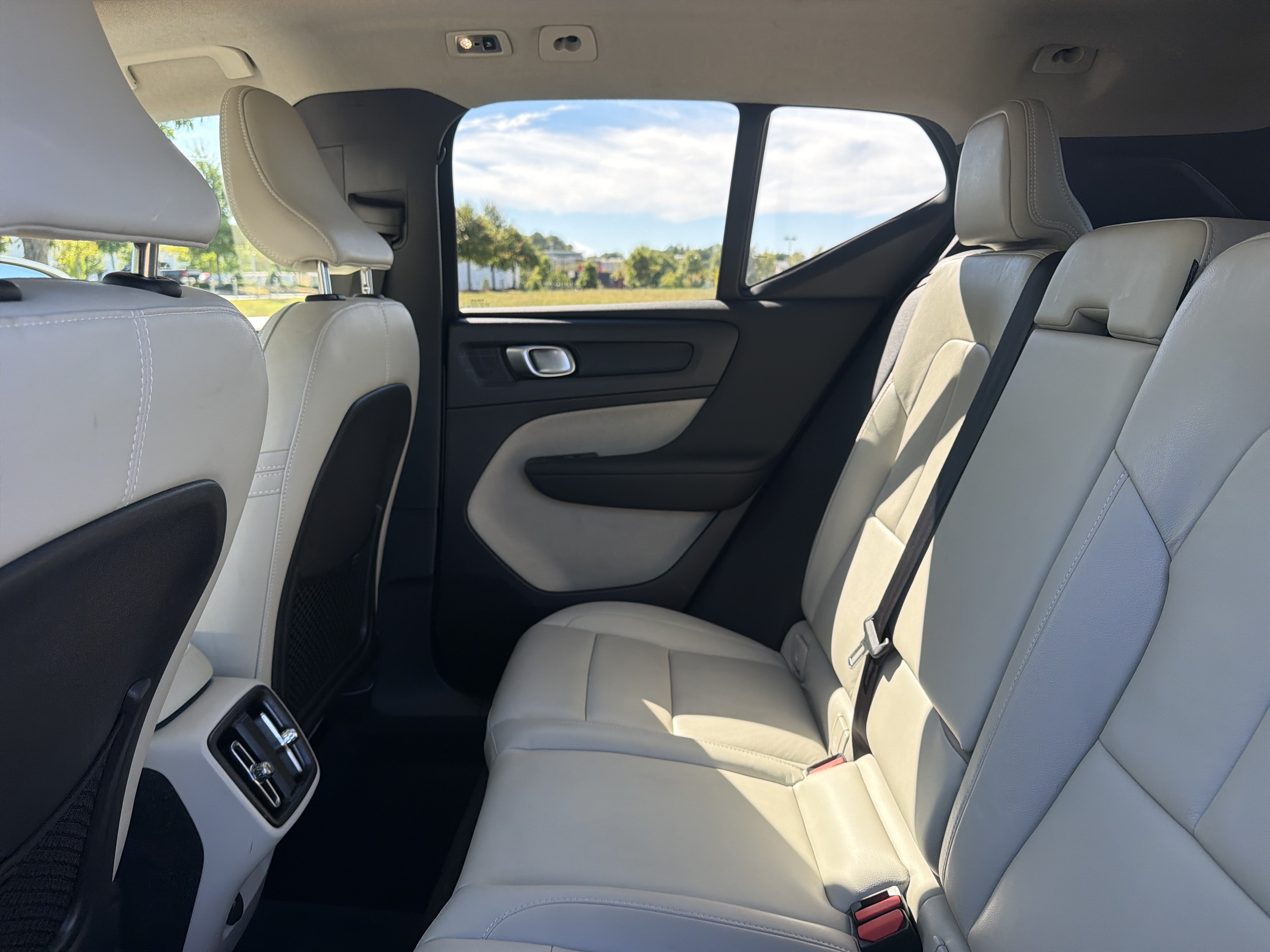Used 2019 Volvo XC40 T4 Momentum FWD image 26