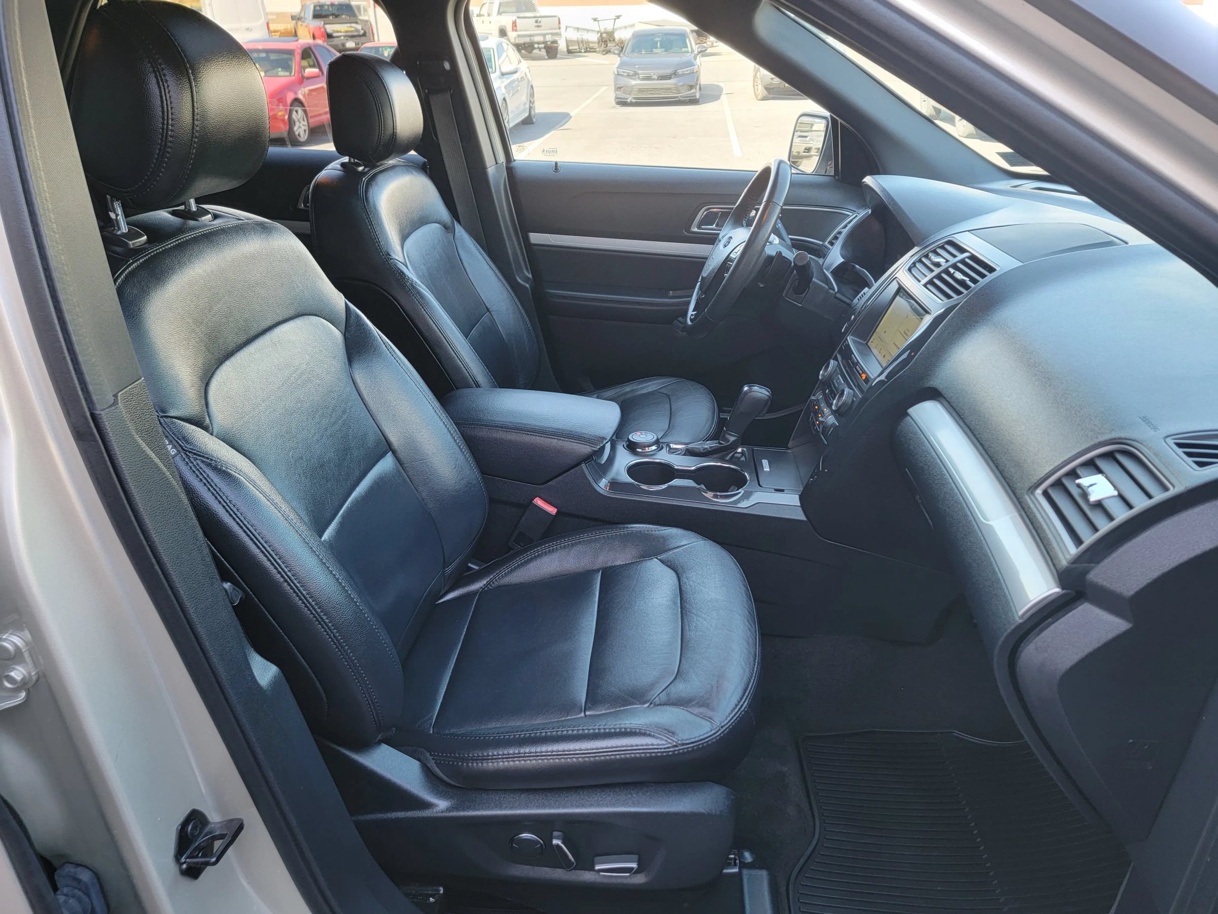 Used 2017 Ford Explorer XLT w/ Equipment Group 202A AWD/4WD image 19