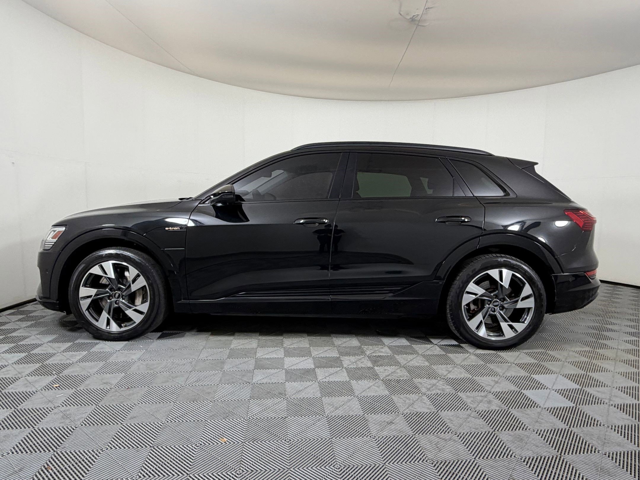 Used 2022 Audi e-tron Premium w/ Convenience Plus Package image 2