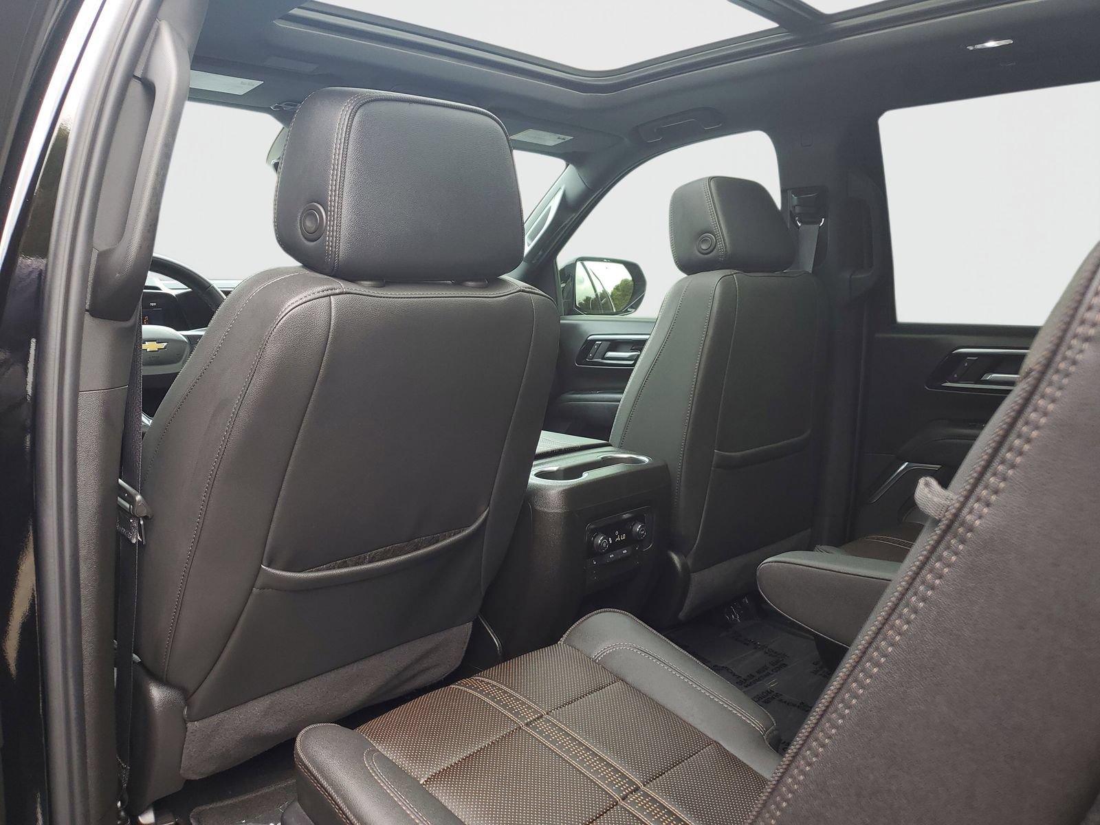 Used 2025 Chevrolet Tahoe High Country AWD/4WD image 14