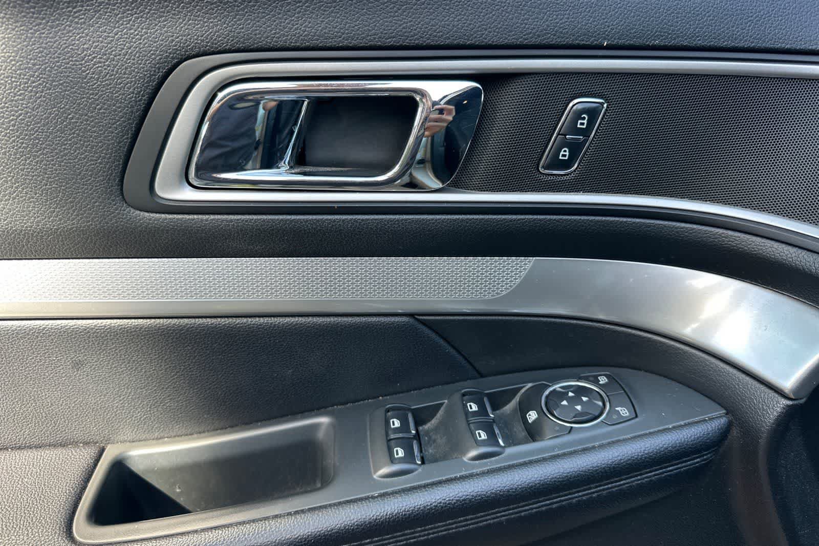 Used 2017 Ford Explorer XLT FWD image 15