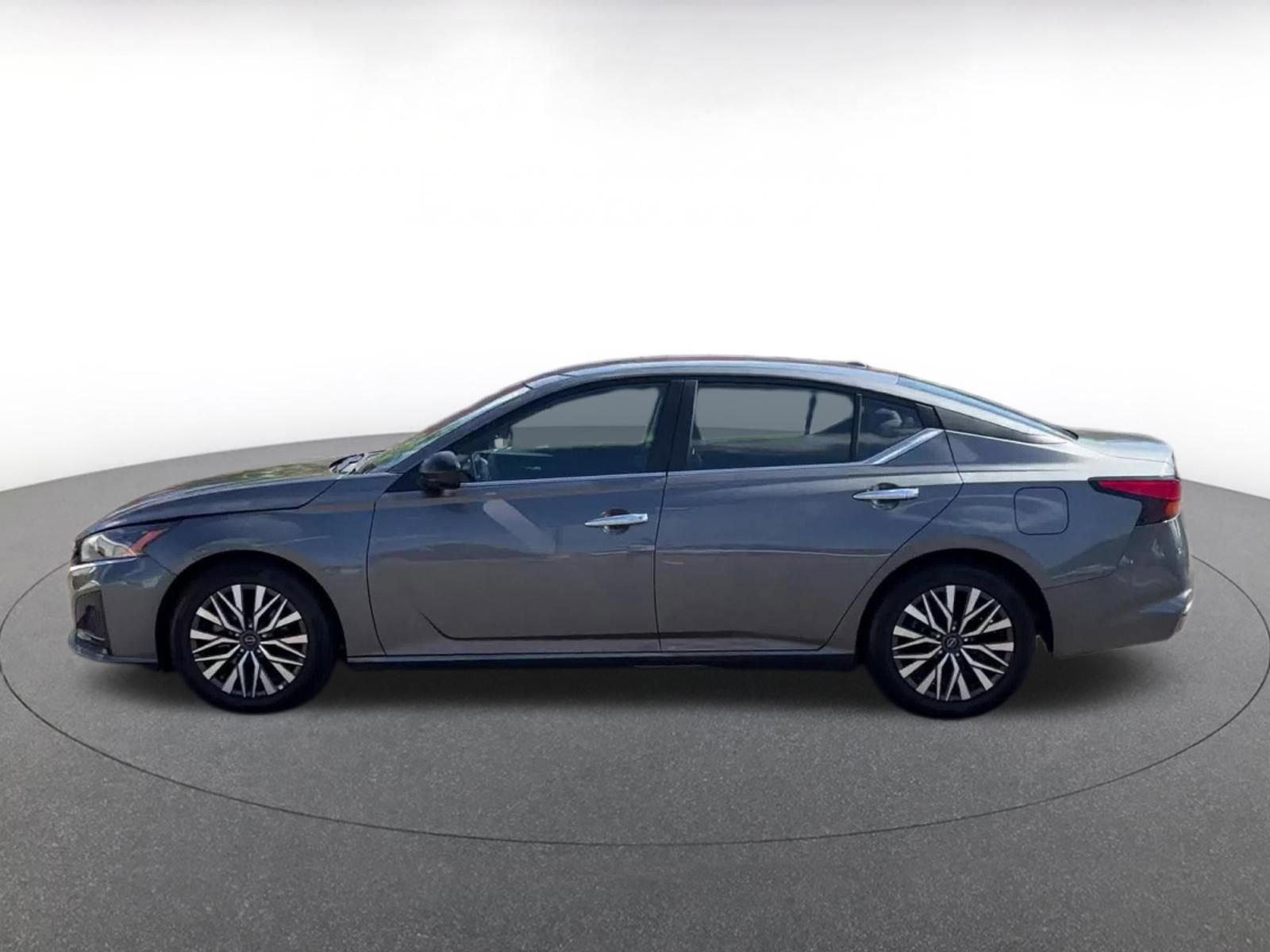 Used 2025 Nissan Altima 2.5 SV FWD image 9
