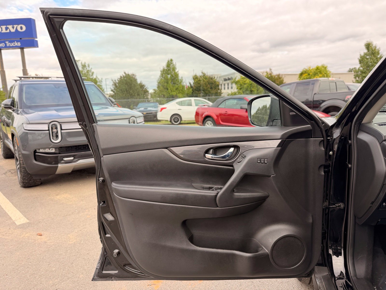 Used 2018 Nissan Rogue SV w/ Premium Package AWD/4WD image 15