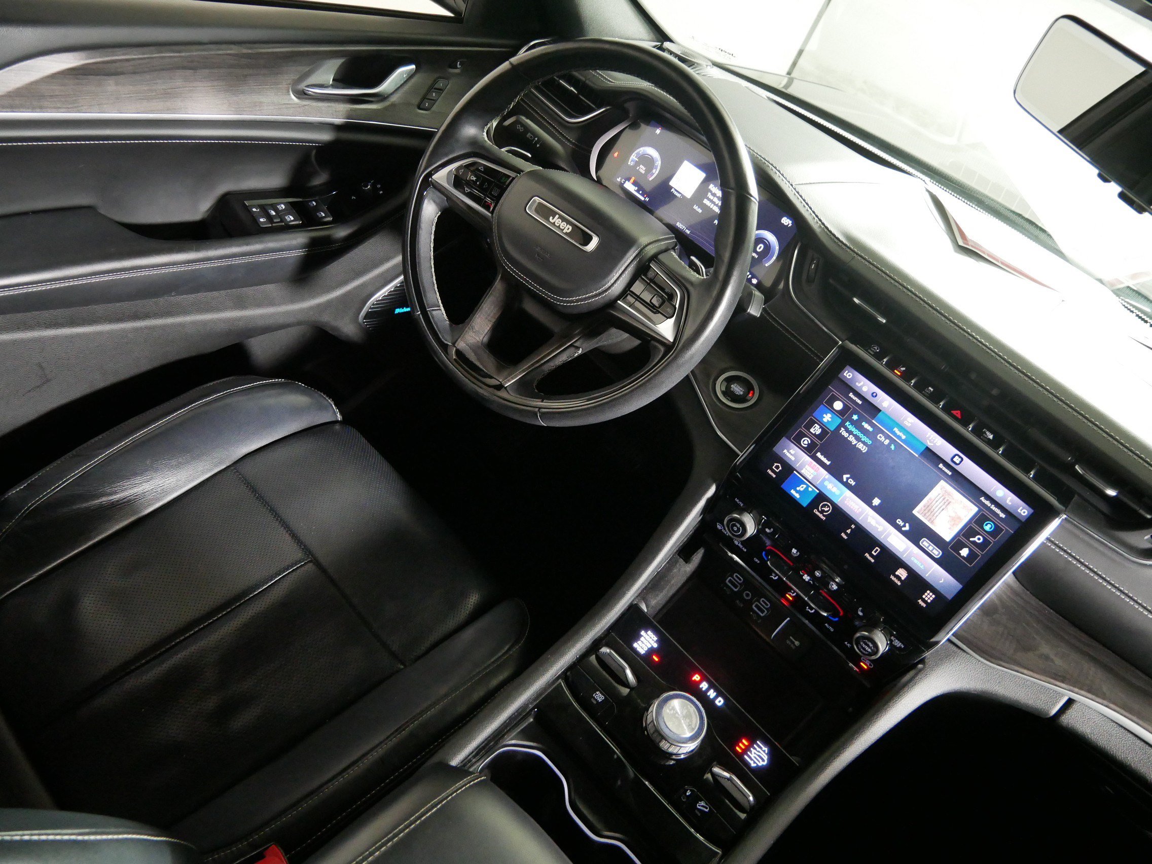 Used 2021 Jeep Grand Cherokee L Overland w/ Advanced Protech Group III AWD/4WD image 9