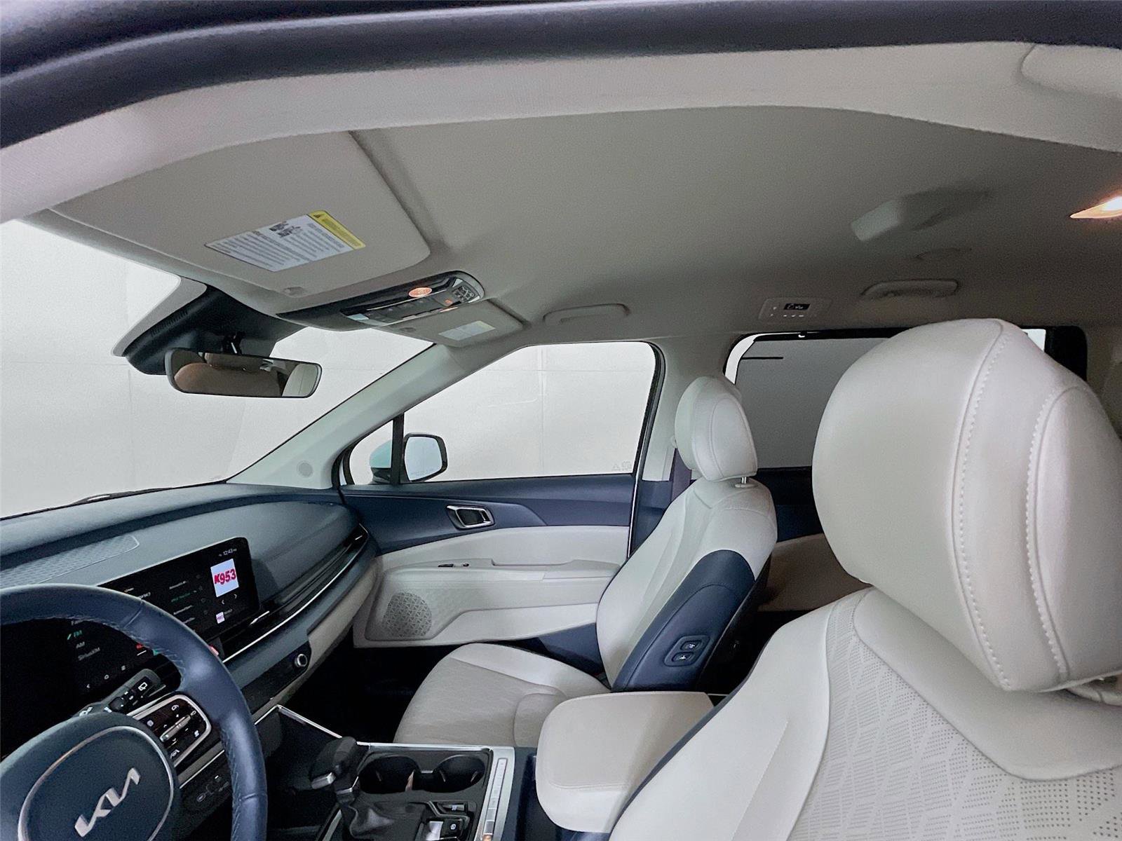 Used 2025 Kia Carnival EX image 11