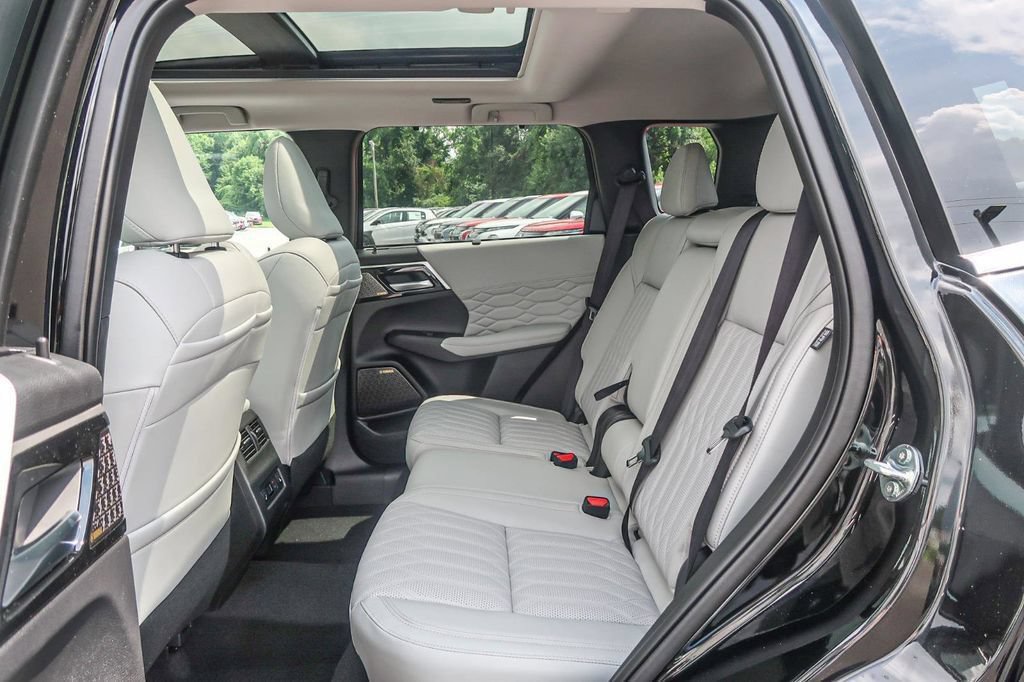 New 2025 Mitsubishi Outlander AWD image 21