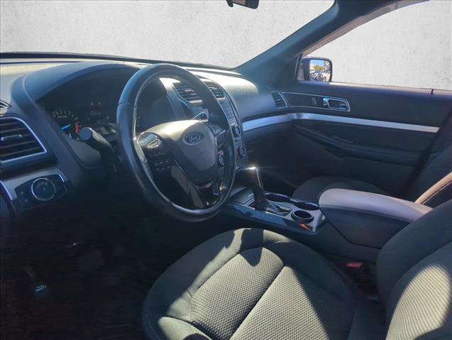 Used 2017 Ford Explorer XLT image 5