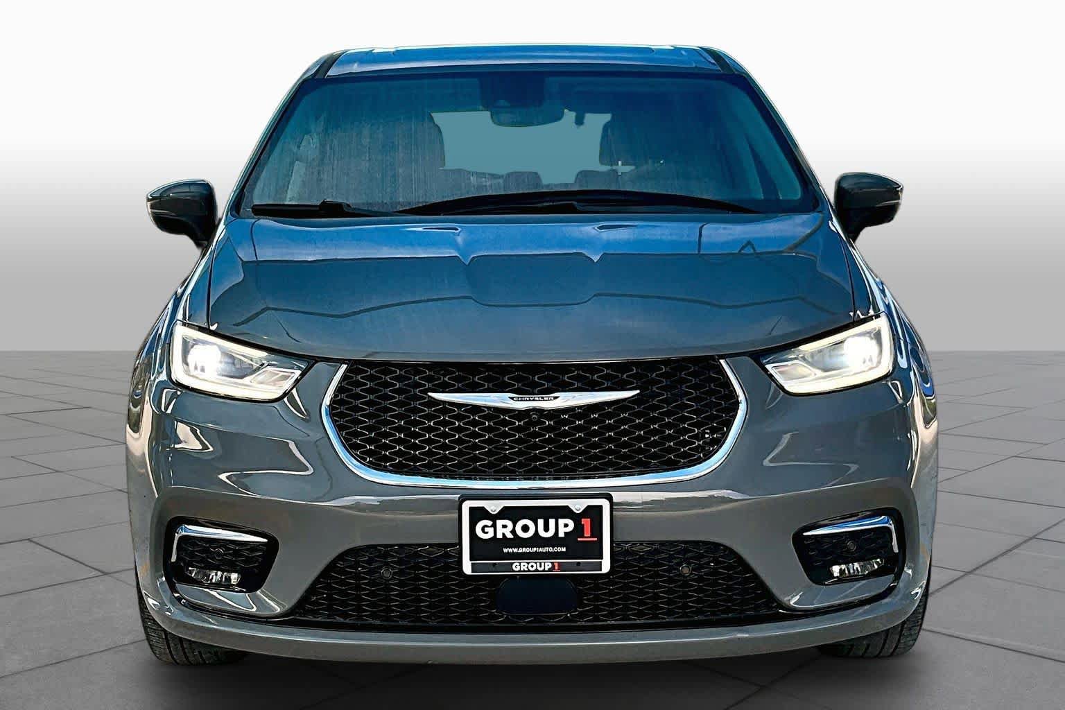 Used 2023 Chrysler Pacifica Touring-L AWD/4WD image 4