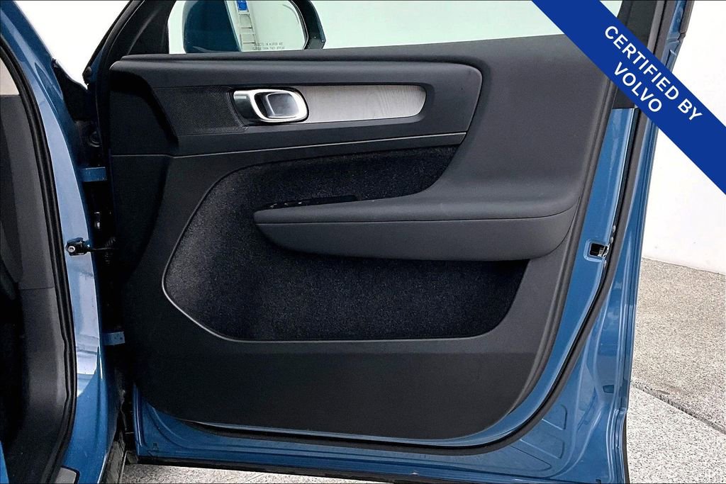 Used 2025 Volvo XC40 B5 Plus image 26