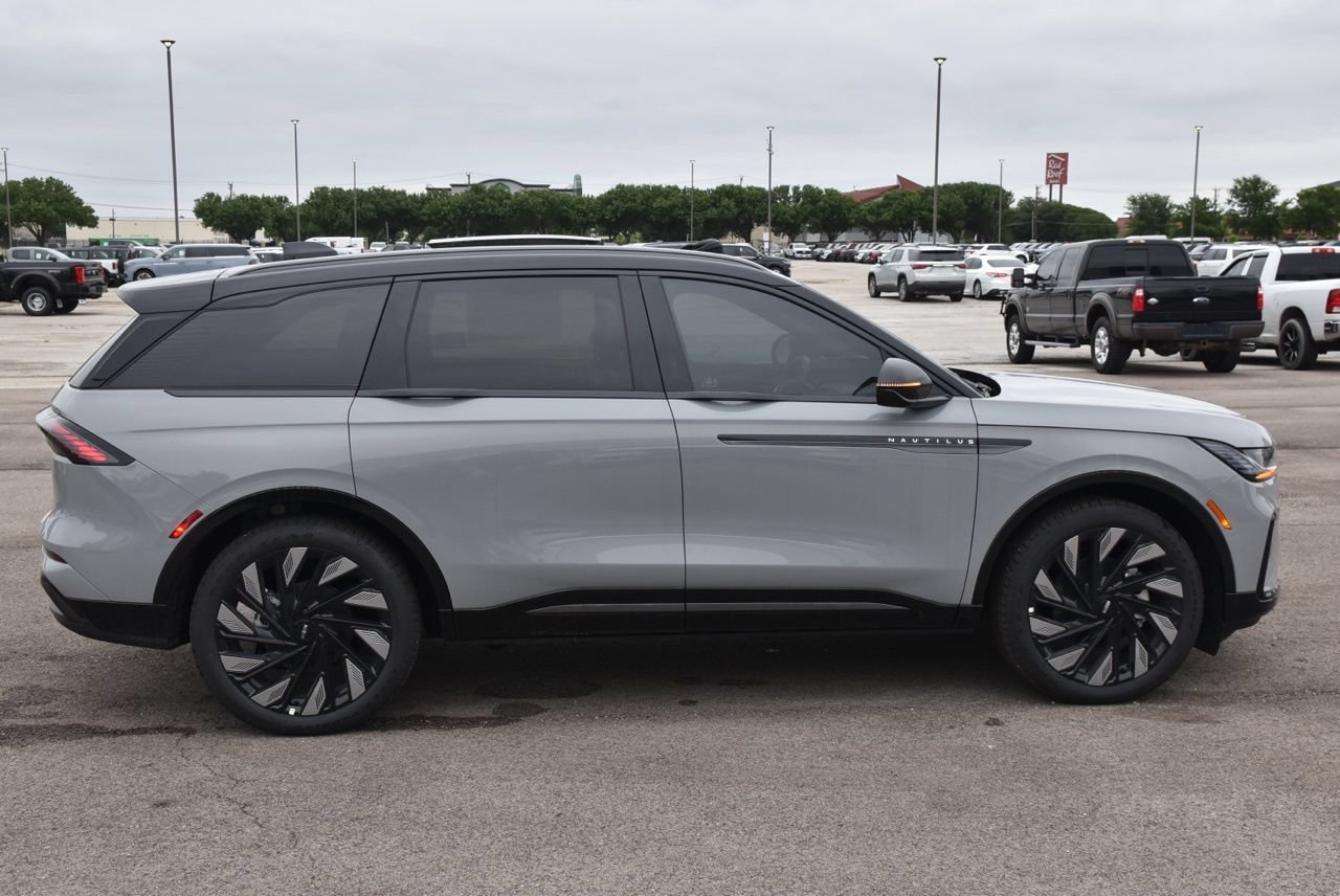 New 2026 Lincoln Nautilus Reserve w/ Jet Appearance Package AWD/4WD image 12