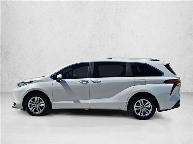 Used 2025 Toyota Sienna Limited image 9