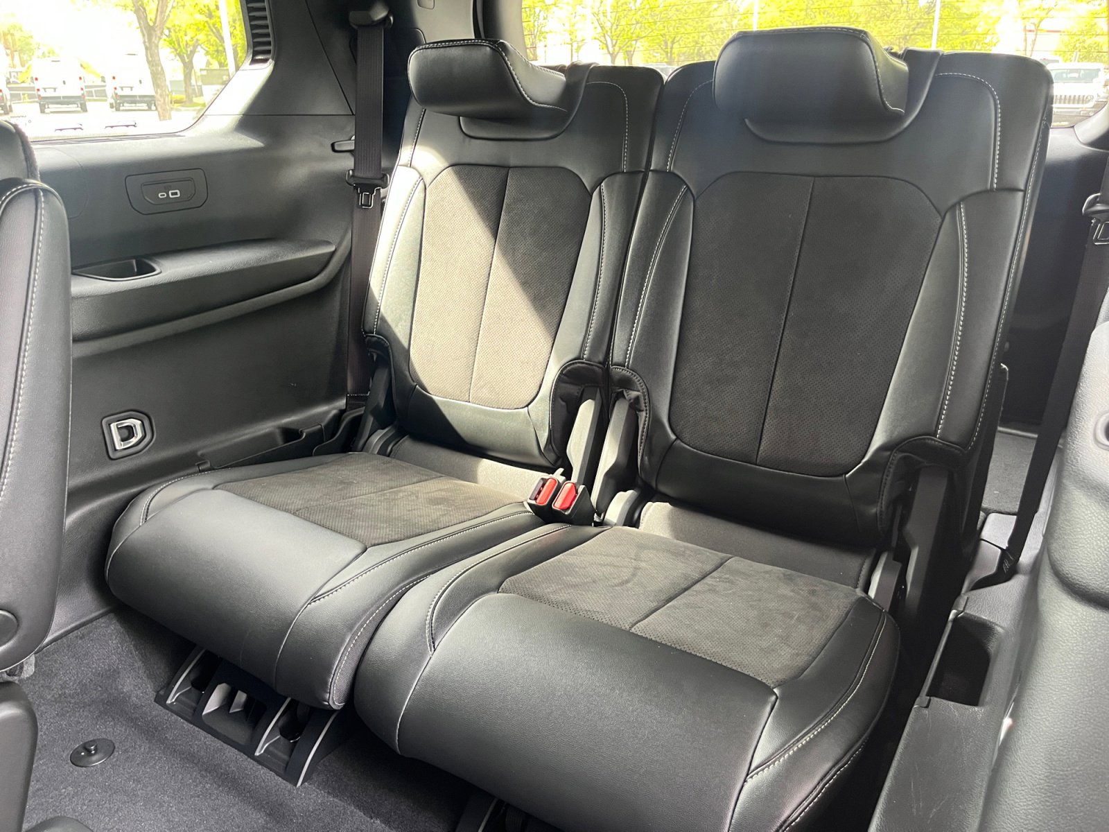 Used 2025 Jeep Grand Cherokee L Laredo image 25