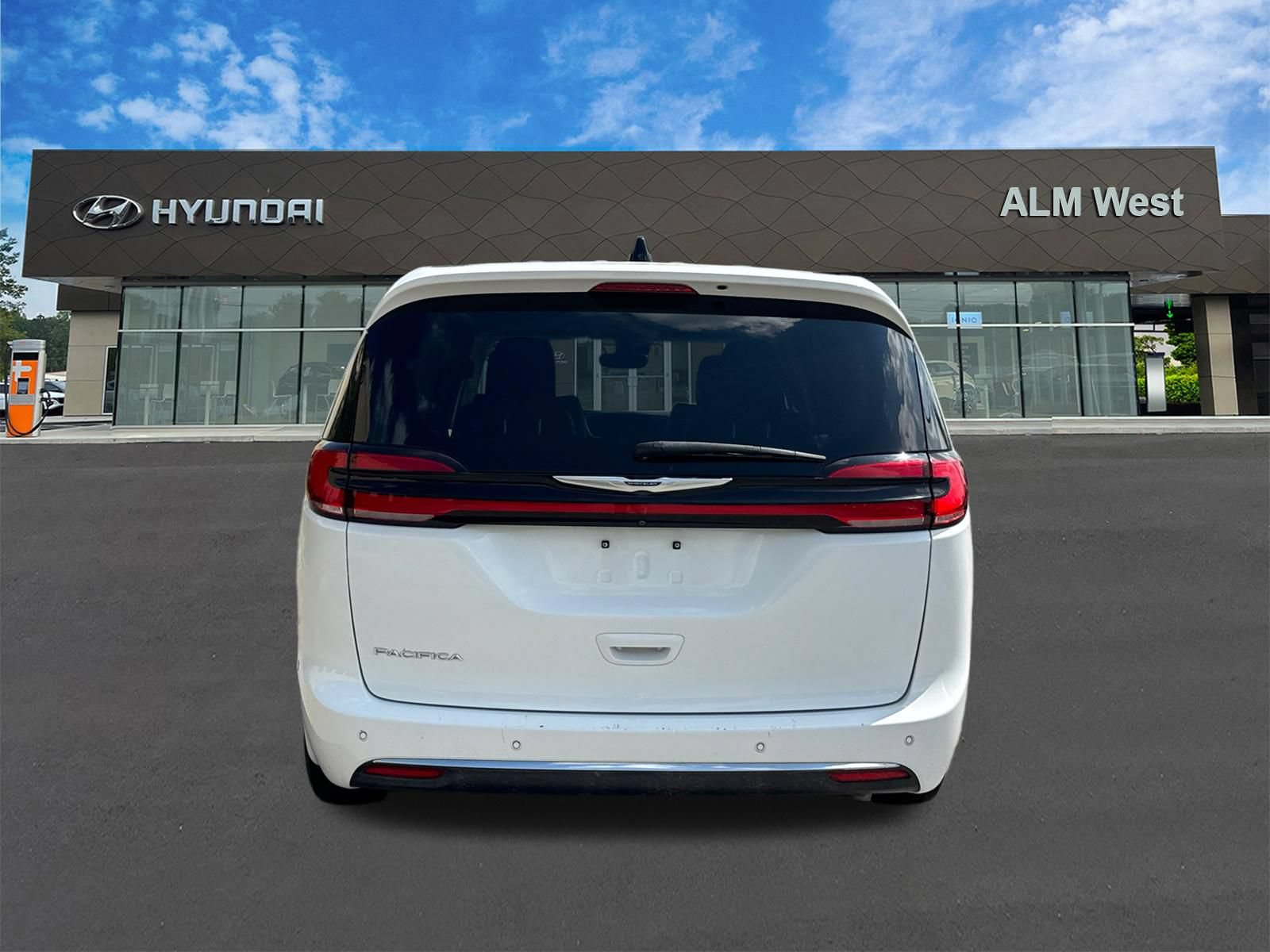 Used 2023 Chrysler Pacifica Touring-L FWD image 6