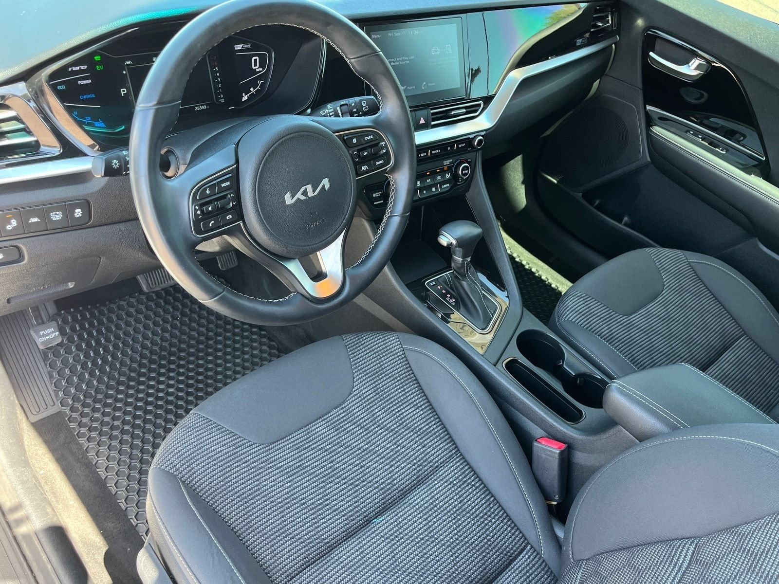 Used 2022 Kia Niro LXS w/ Digital Cluster Package FWD image 16