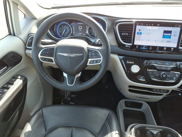 Used 2024 Chrysler Pacifica Touring-L FWD image 16