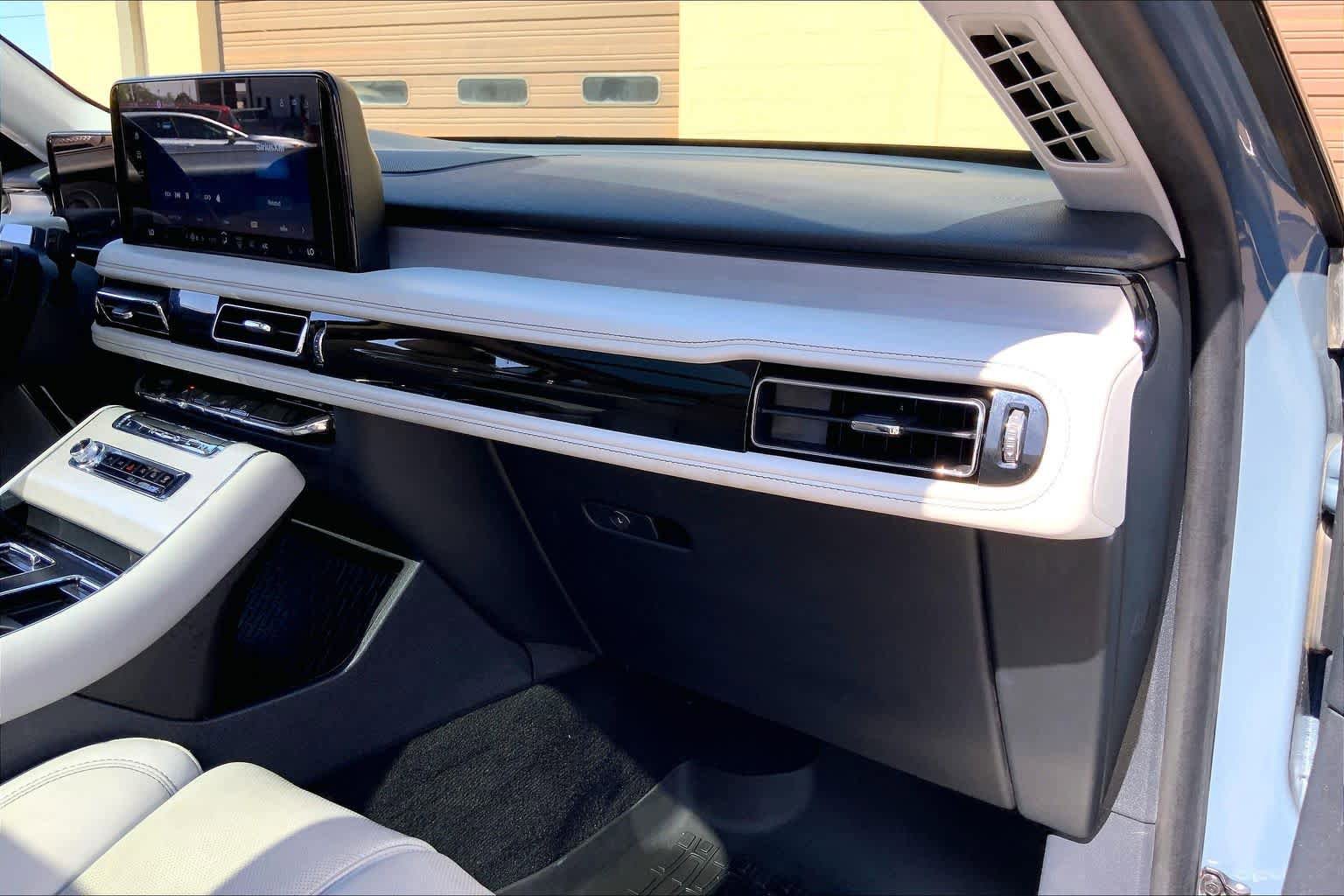 Certified 2025 Lincoln Aviator Reserve w/ Luxury Package RWD image 19