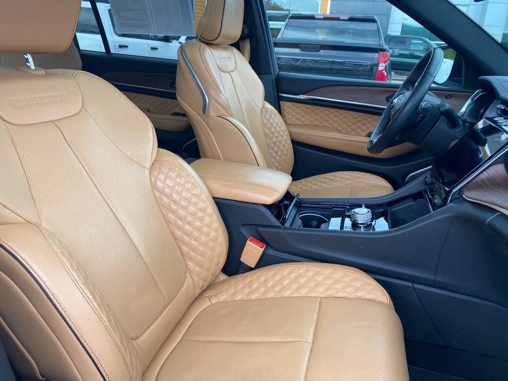 Used 2024 Jeep Grand Cherokee L Summit w/ High Altitude Package AWD/4WD image 9