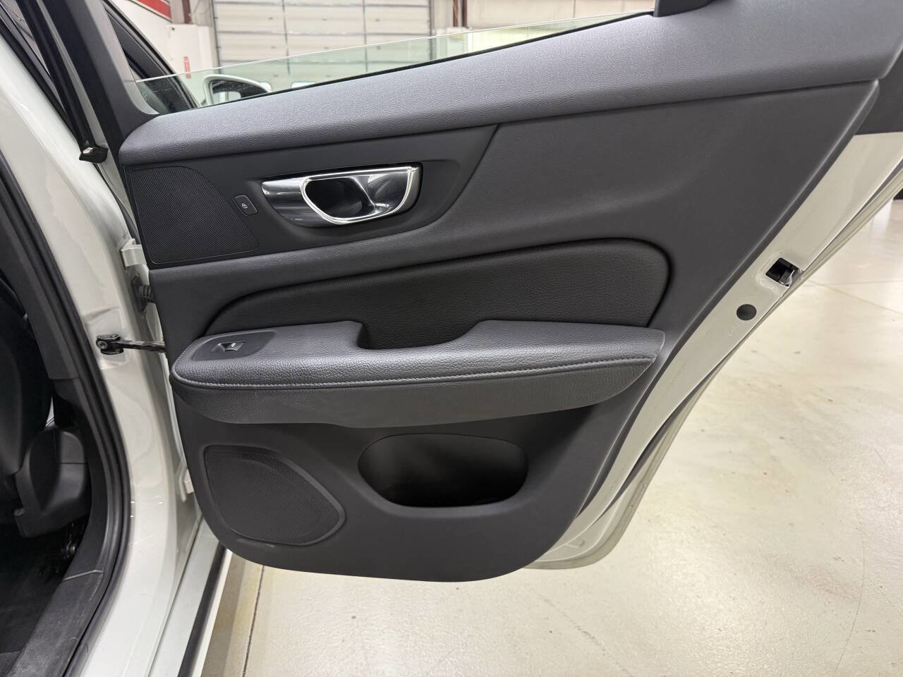 Used 2020 Volvo V60 T5 Momentum image 14