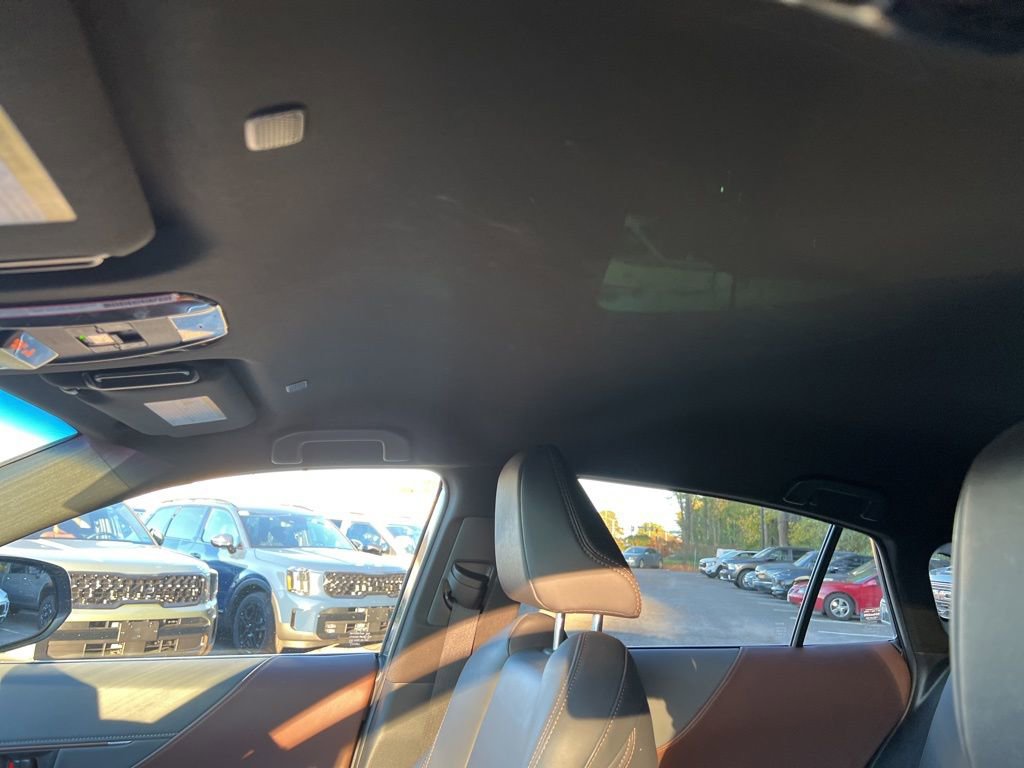 Used 2023 Toyota Venza XLE image 32