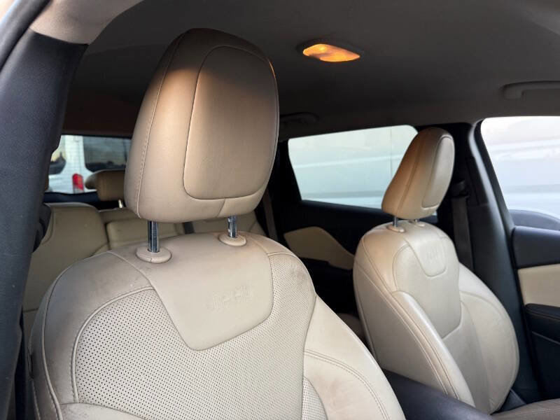 Used 2015 Jeep Cherokee Limited w/ Luxury Group image 8