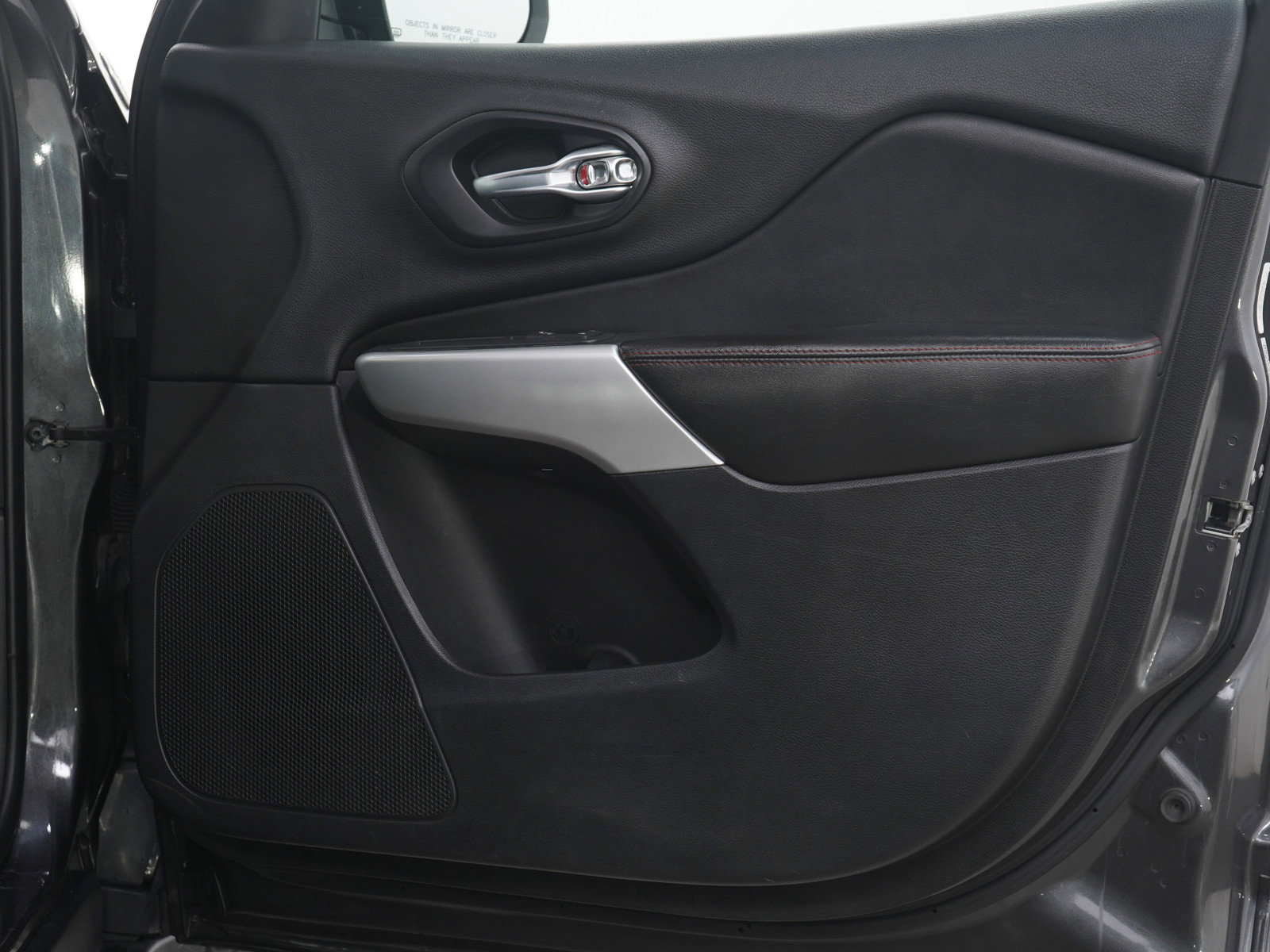 Used 2017 Jeep Cherokee Trailhawk image 9