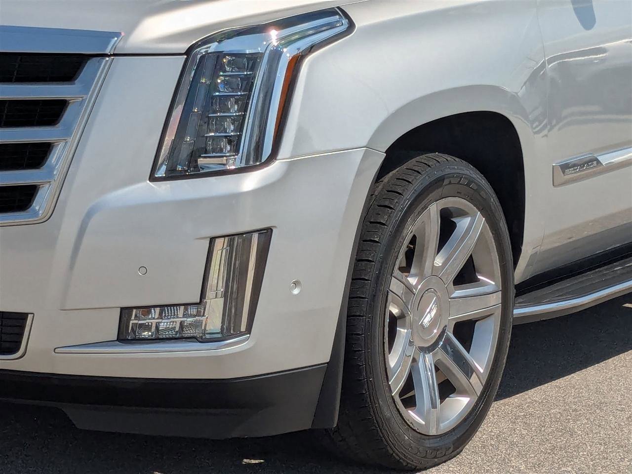 Used 2017 Cadillac Escalade Luxury AWD/4WD image 9