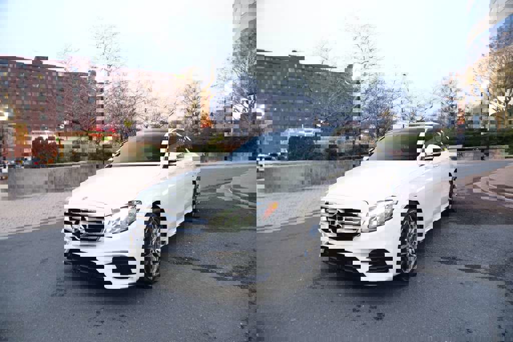 Used 2019 Mercedes-Benz E 300 4MATIC w/ Premium 1 Package image 4