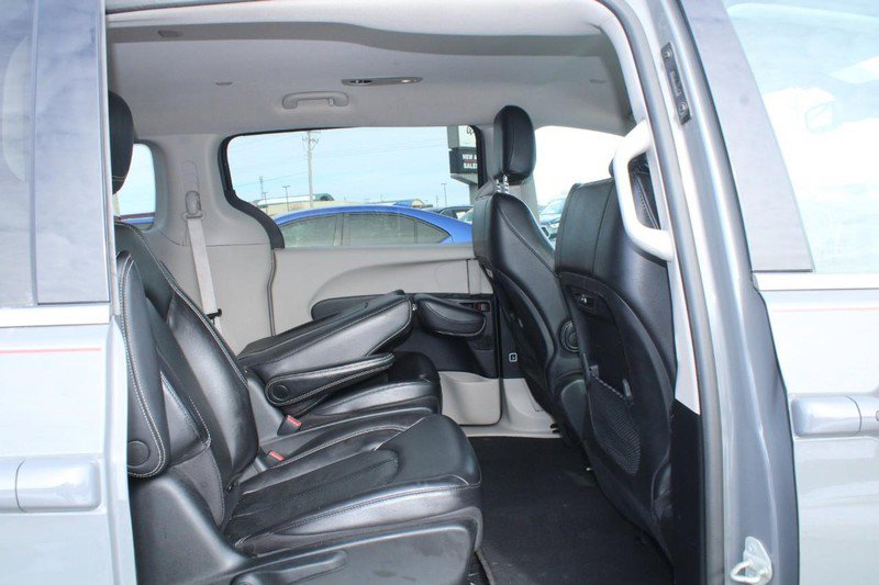 Used 2022 Chrysler Pacifica Touring-L image 12