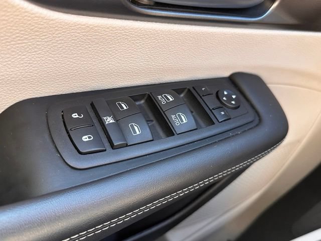 Used 2024 Chrysler Pacifica Touring-L FWD image 17