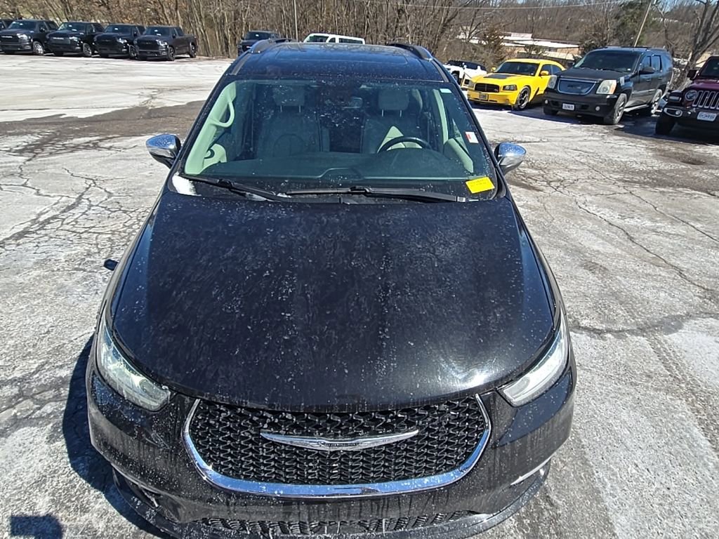 Used 2021 Chrysler Pacifica Limited w/ Uconnect Theater Family Group image 13