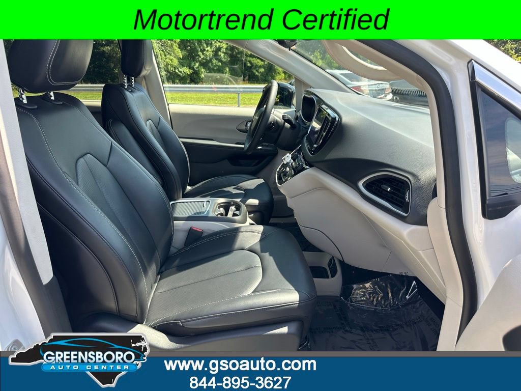 Used 2024 Chrysler Pacifica Touring-L FWD image 16