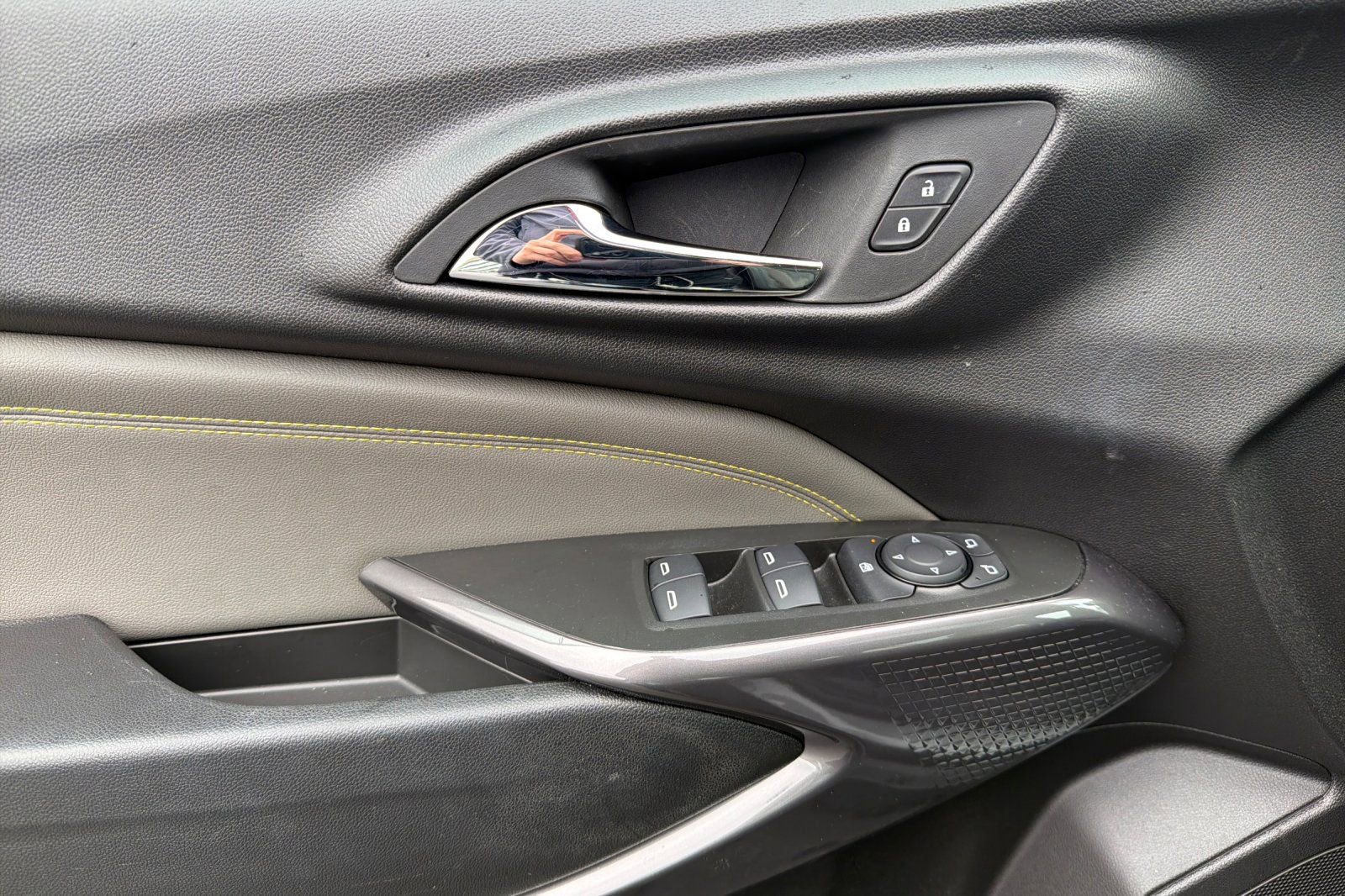 Used 2025 Chevrolet Trax ACTIV w/ Sunroof Package FWD image 11