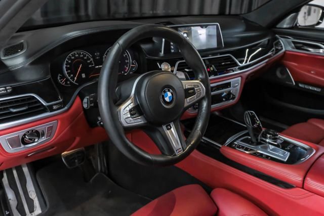 Used 2018 BMW M760i xDrive image 3